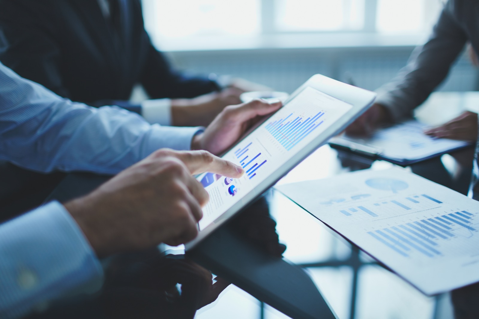 Investitor începător analizând un plan financiar